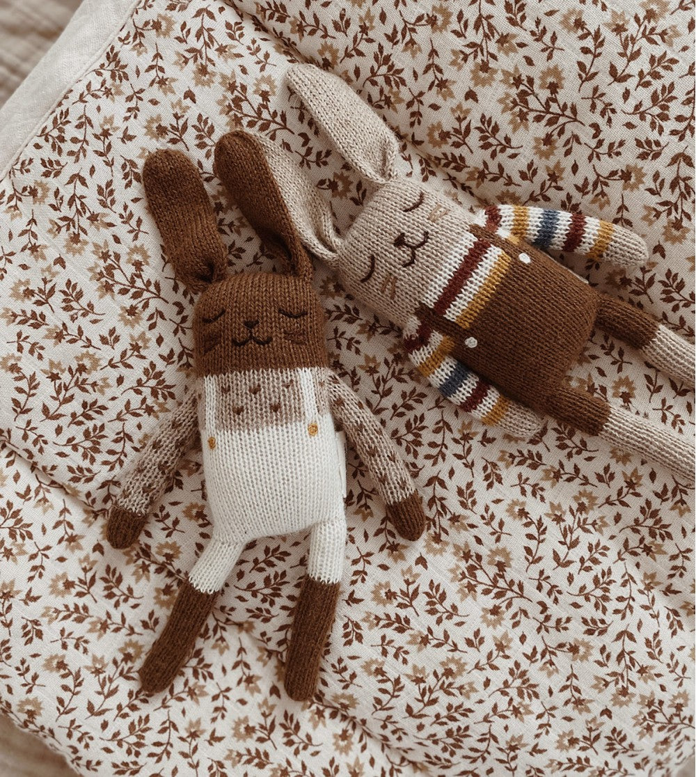 Gebreid knuffel konijntje - Ecru overalls - Alpaca wol - Main Sauvage