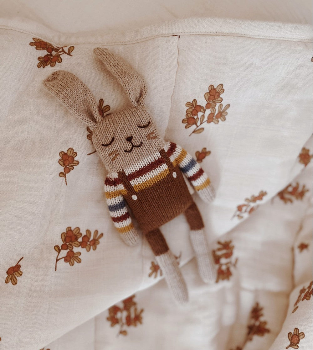 Knitted soft toy rabbit - Rainbow sweater - Alpaca wool - Main Sauvage