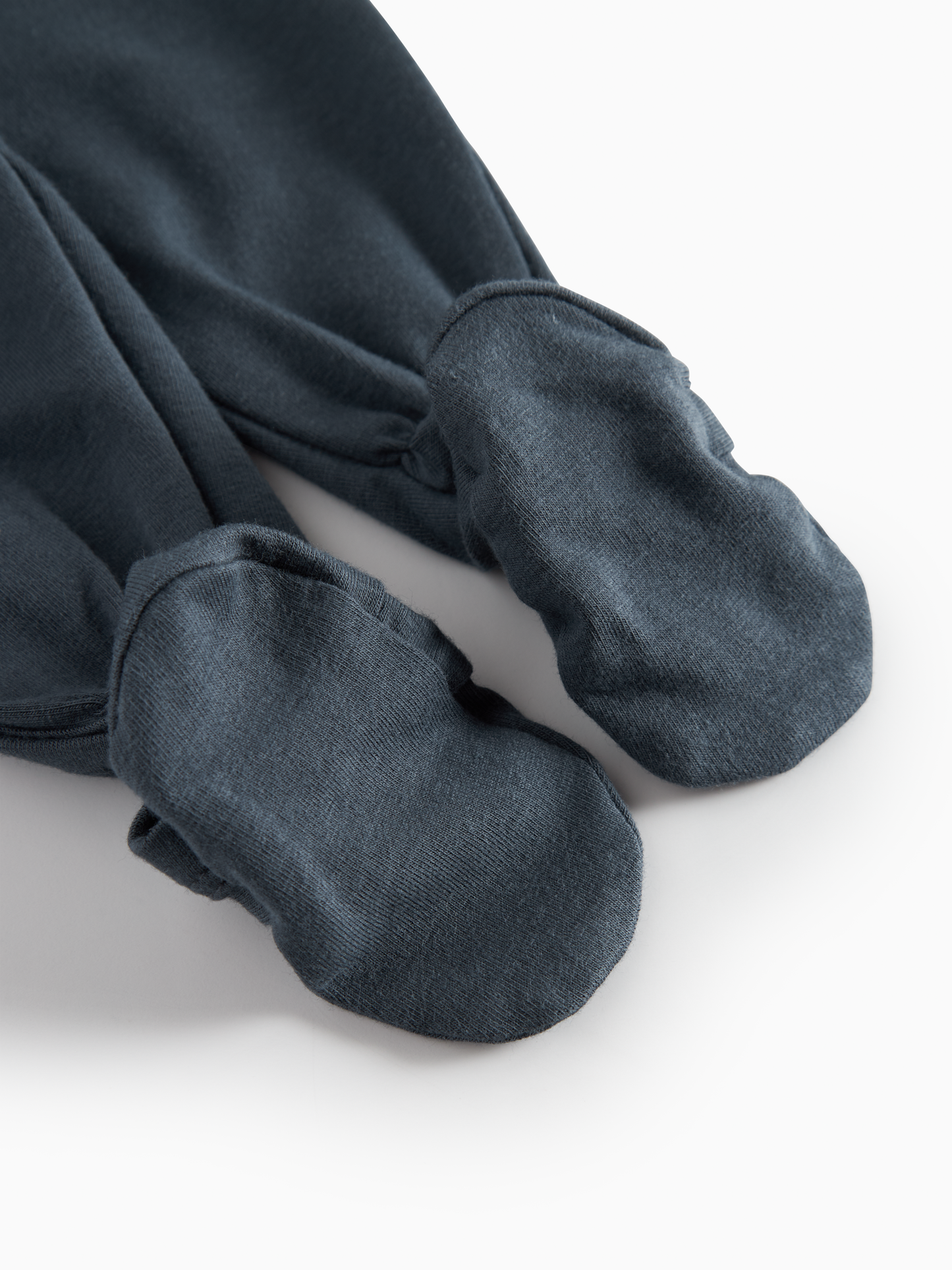 MarMar Copenhagen Rula Modal Boxpak met Voetjes Zacht Overslag Baby Jumpsuit Biologisch Katoen en TENCEL™ Modal close up onderkant blue