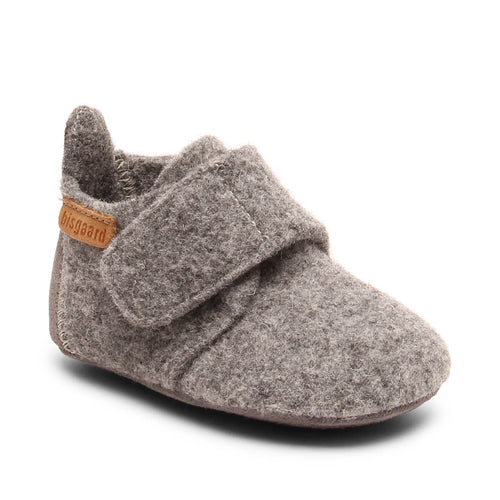 Baby Wool Grey – Chaussons bébé en laine – Bisgaard : chausson vu de trois-quarts avant avec fermeture scratch.