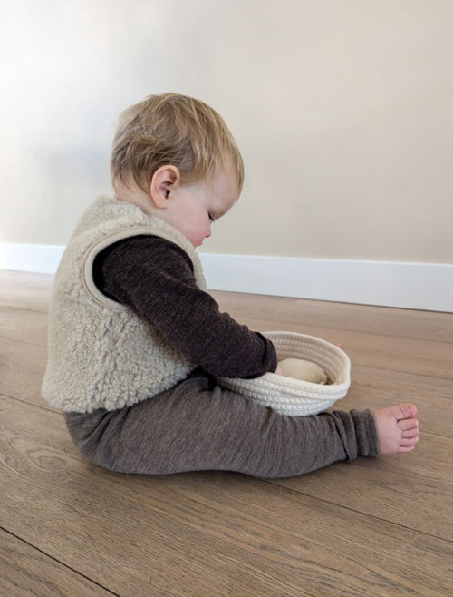 Gilet bébé Lulu marron sable clair – 100 % laine – Alwero
