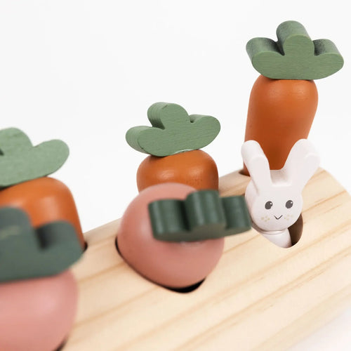 Baumstamm Hase und Gemüse – Holzgemüsegarten-Spielzeug mit Häschen – Egmont Toys: Detailansicht von Hasen und Gemüse im hölzernen Spielstamm.