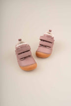 Barefoot Carter Lamb – Rose – Bisgaard : deux chaussures l'une à côté de l'autre.