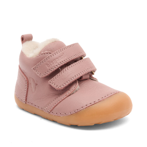 Barefoot Carter Lamb – Rose – Bisgaard: schoentje schuin van voren met klittenbandsluitingen.