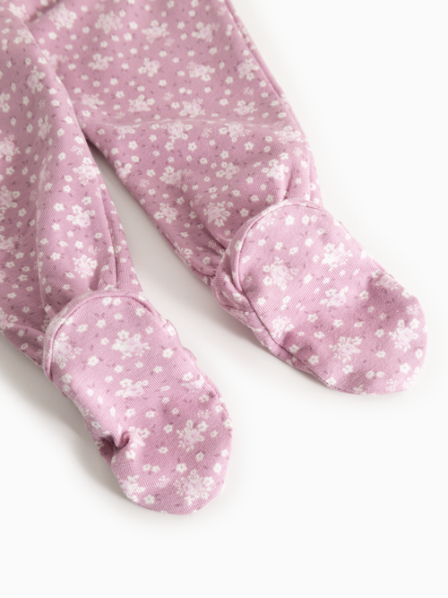 Footed romper – Rubetta Lit de Rose – MarMar Copenhagen: close-up of the feet and floral print on the footed romper.