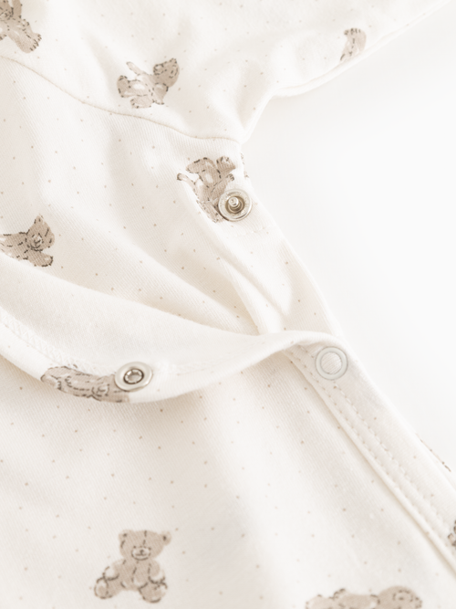 Strampler Rulo – Teddybears – MarMar Copenhagen: Detail des Wickelverschlusses und Bärenmusters des Stramplers.
