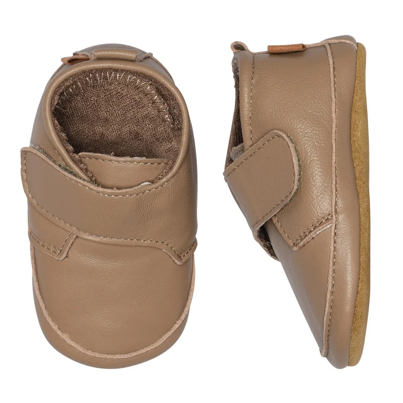 Classic Leather Slippers – Desert Taupe – Leder-Babyschläppchen mit Wildleder-Antirutschsohle – MELTON