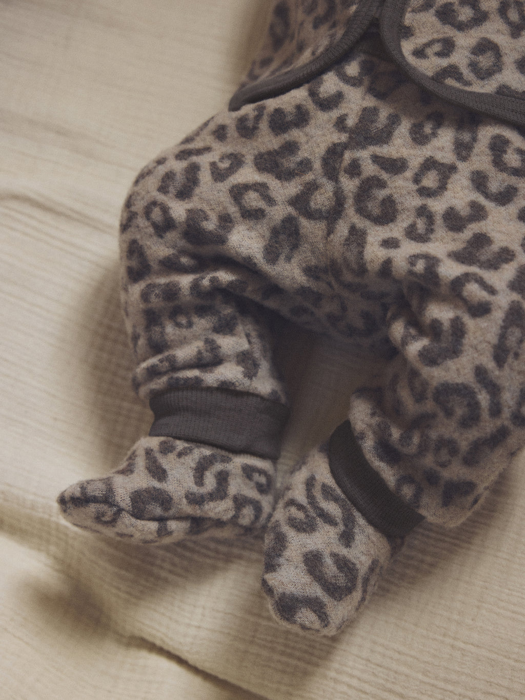 Broekje van merino wool fleece - Jacquard/panterprint - Camel Melange - 100% merino wol - Huttelihut - close up met slofjes