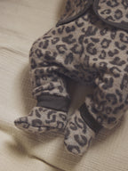 Broekje van merino wool fleece - Jacquard/panterprint - Camel Melange - 100% merino wol - Huttelihut - close up met slofjes