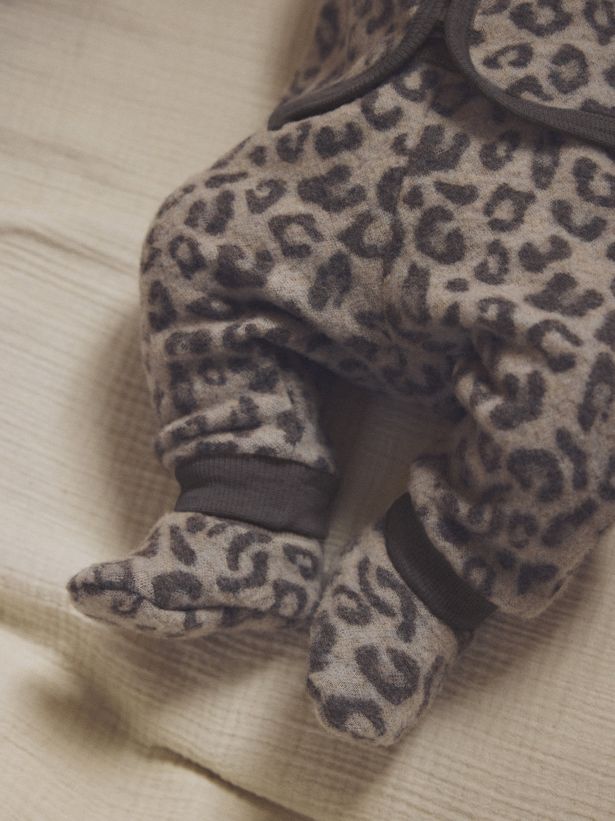 Broekje van merino wool fleece - Jacquard/panterprint - Camel Melange - 100% merino wol - Huttelihut - close up met slofjes