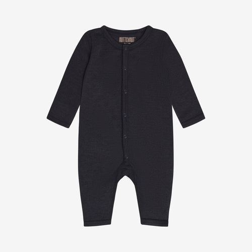 Boxpakje Dark Navy – TENCEL™ & merinowol – HUTTEliHUT: Vorderansicht des dunkelblauen Stramplers mit Knopfleiste.