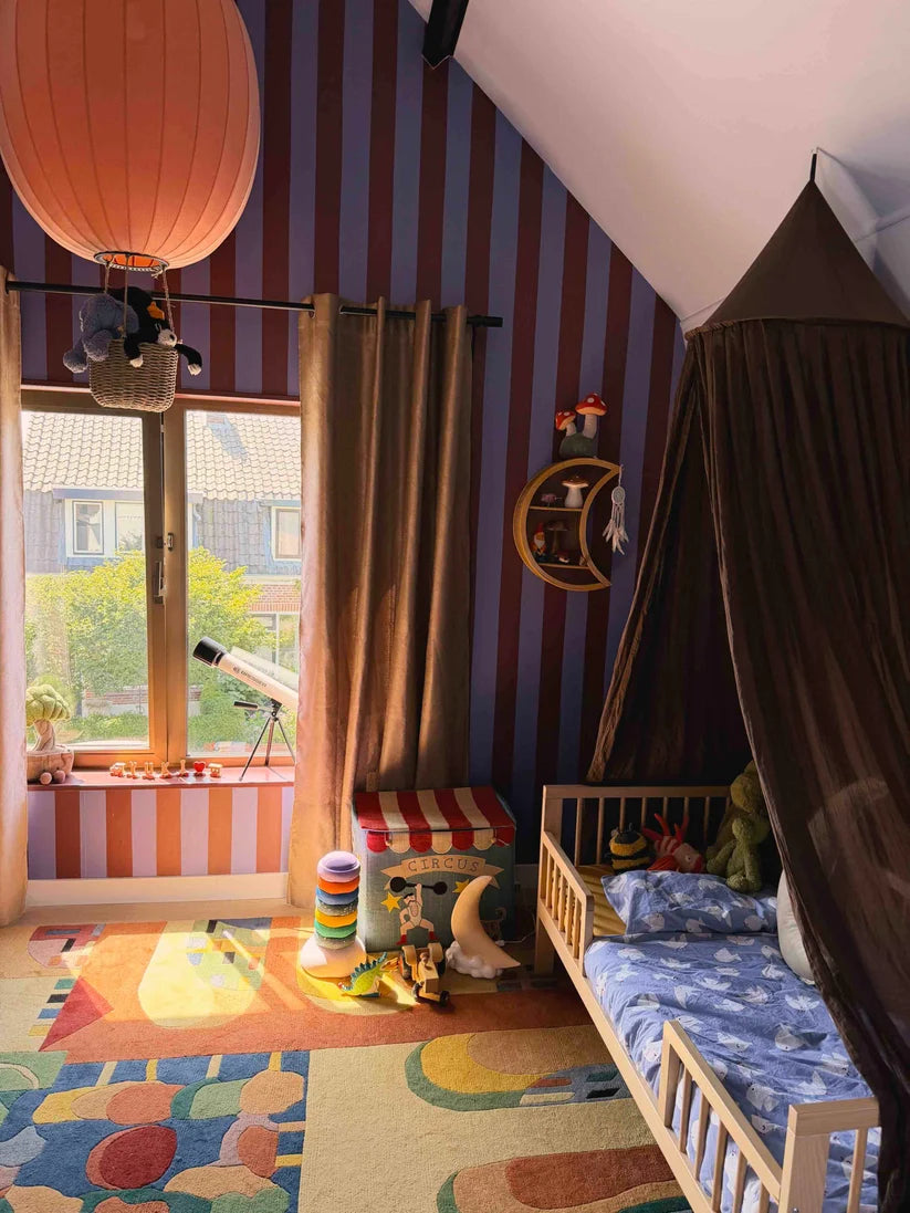 Brede Strepen Bordeaux Blauw – Atelier Chien : papier peint dans une chambre d'enfant avec lit et lampion.