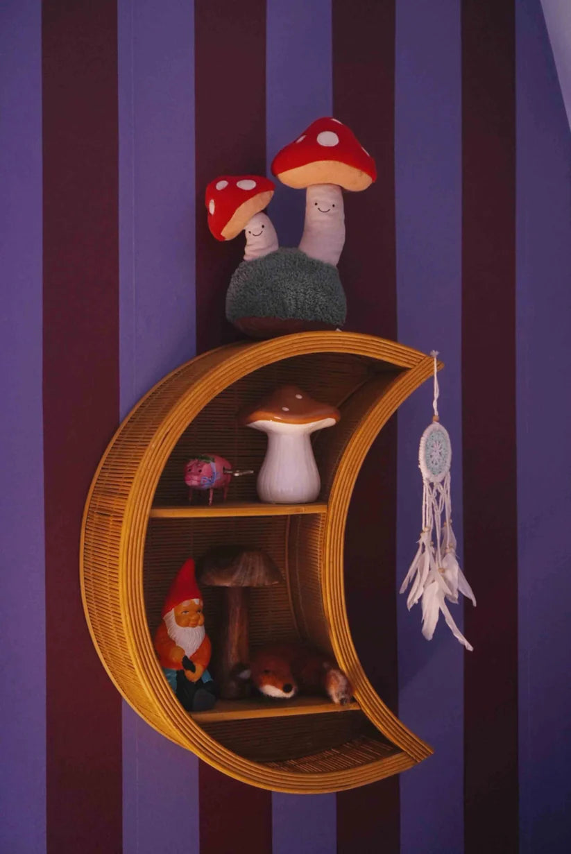 Brede Strepen Bordeaux Blauw – Atelier Chien : détail du papier peint avec une étagère murale en forme de lune.