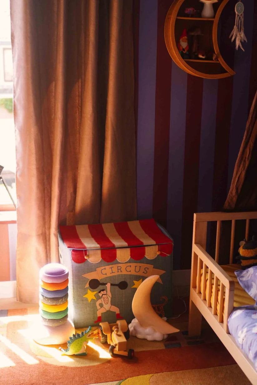 Brede Strepen Bordeaux Blauw – Atelier Chien : papier peint dans une chambre d'enfant avec rideau rouge.