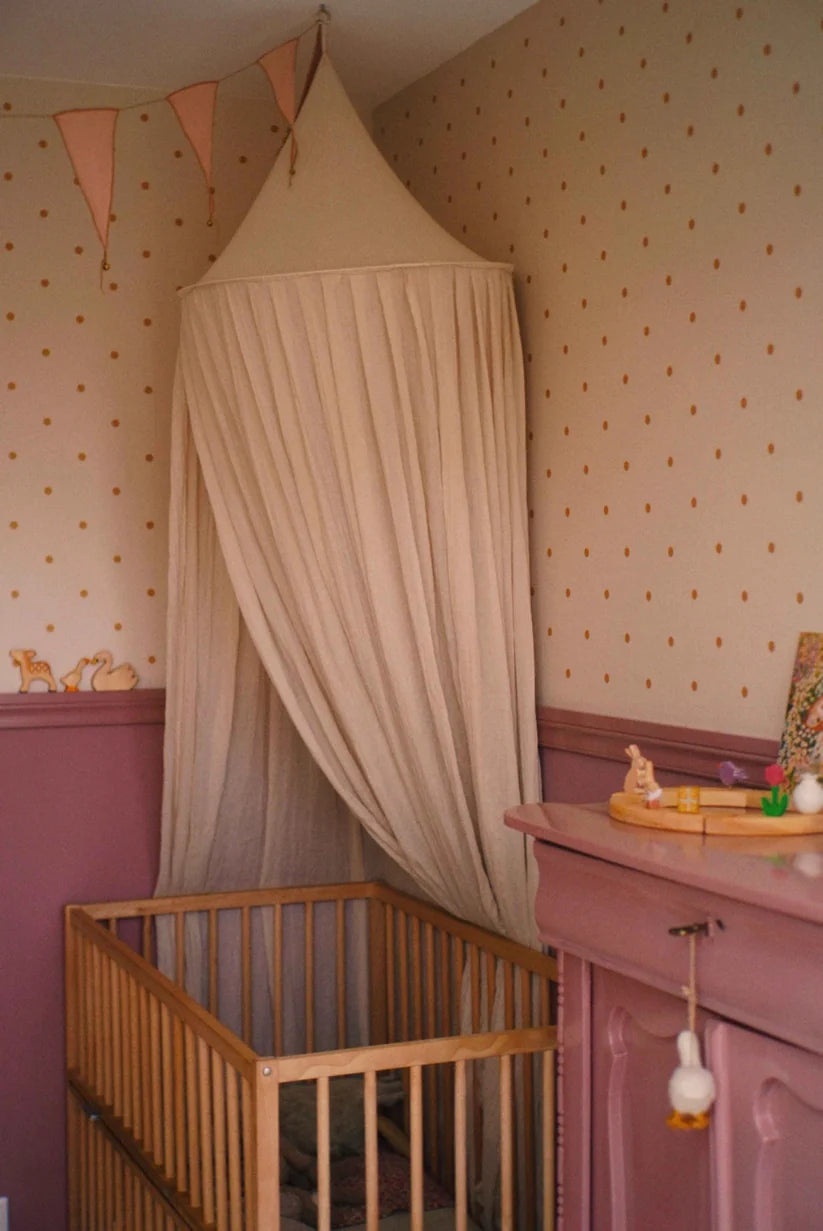 Polkadot Mini Okergeel – Vliesbehang met kleine stippen voor de baby- en kinderkamer – Atelier Chien