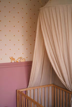 Polkadot Mini Okergeel – Vliesbehang met kleine stippen voor de baby- en kinderkamer – Atelier Chien