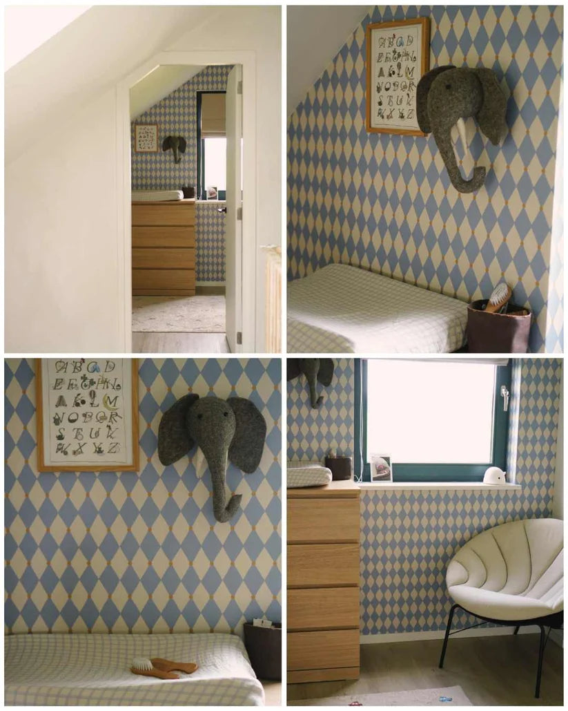 Harlekijn Lichtblauw – Speels ruitpatroon op duurzaam vliesbehang – Atelier Chien