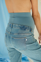 The Boyfriend Jeans Light Blue – Comfortabele zwangerschapsjeans met verstelbare buikband – Atelier Melon