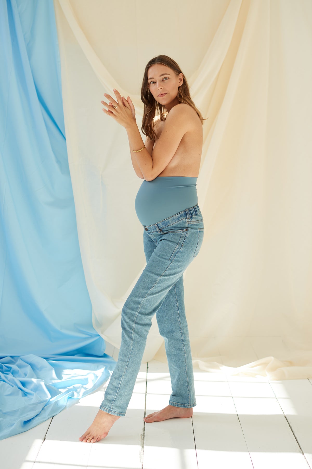 The Boyfriend Jeans Light Blue – Bequeme Umstandsjeans mit verstellbarem Bauchband – Atelier Melon