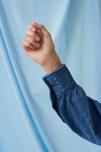 The Shirt Dark Denim – Oversized Umstandsbluse – 100% Baumwolle – Verdeckte Reißverschlüsse – Atelier Melon