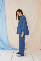The Shirt Dark Denim – Oversized Umstandsbluse – 100% Baumwolle – Verdeckte Reißverschlüsse – Atelier Melon