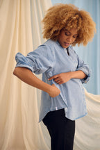 The Shirt Light Denim – Oversized Umstandsbluse – 100% Baumwolle – Verdeckte Reißverschlüsse – Atelier Melon