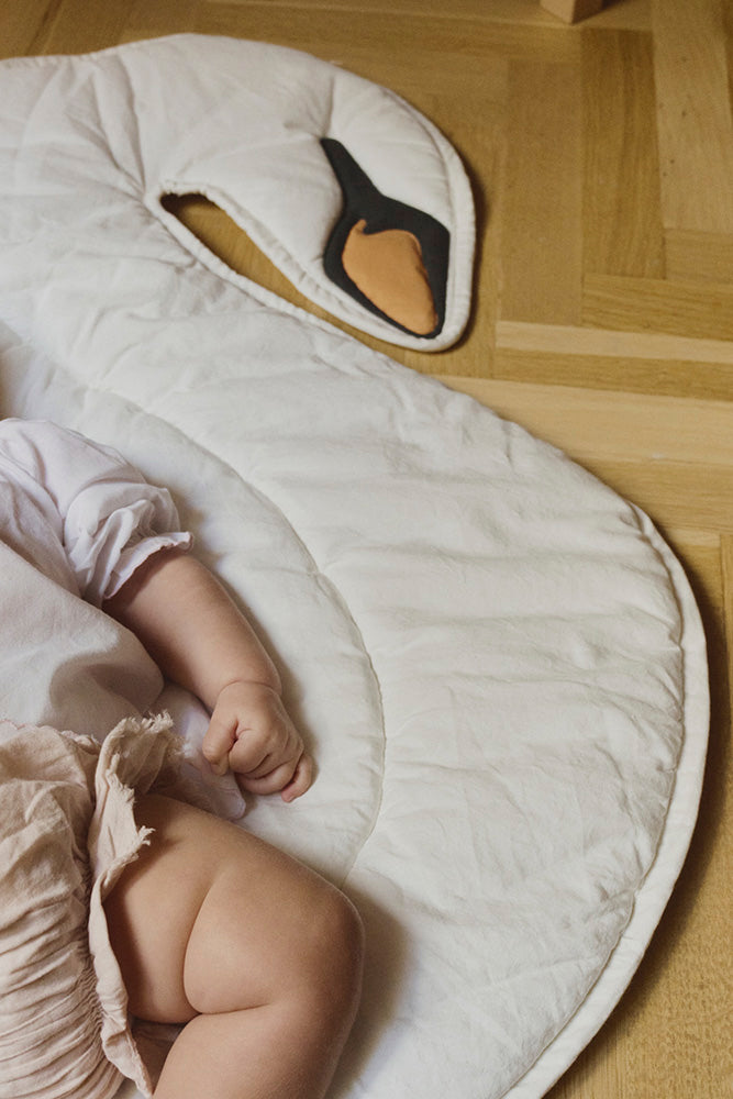 Playmat Swan - Gewatteerd speelkleed met knisperdetails - Lorena Canals - productfoto - afbeelding 3