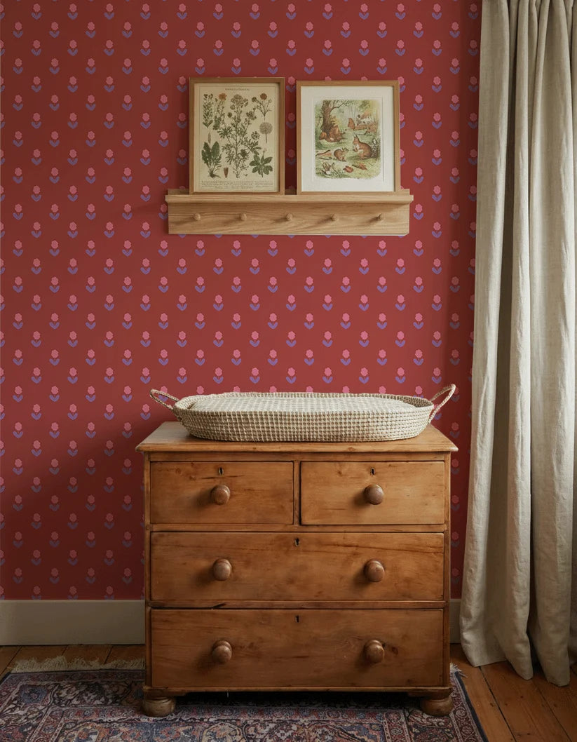 Bloemen Rood – Atelier Chien : papier peint derrière une commode en bois avec panier à langer.