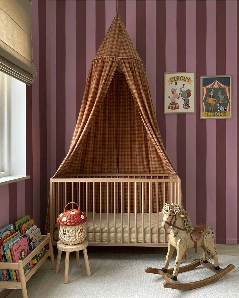 Brede Strepen Bordeaux Roze – Atelier Chien : papier peint dans une chambre d'enfant avec berceau et ciel de lit.