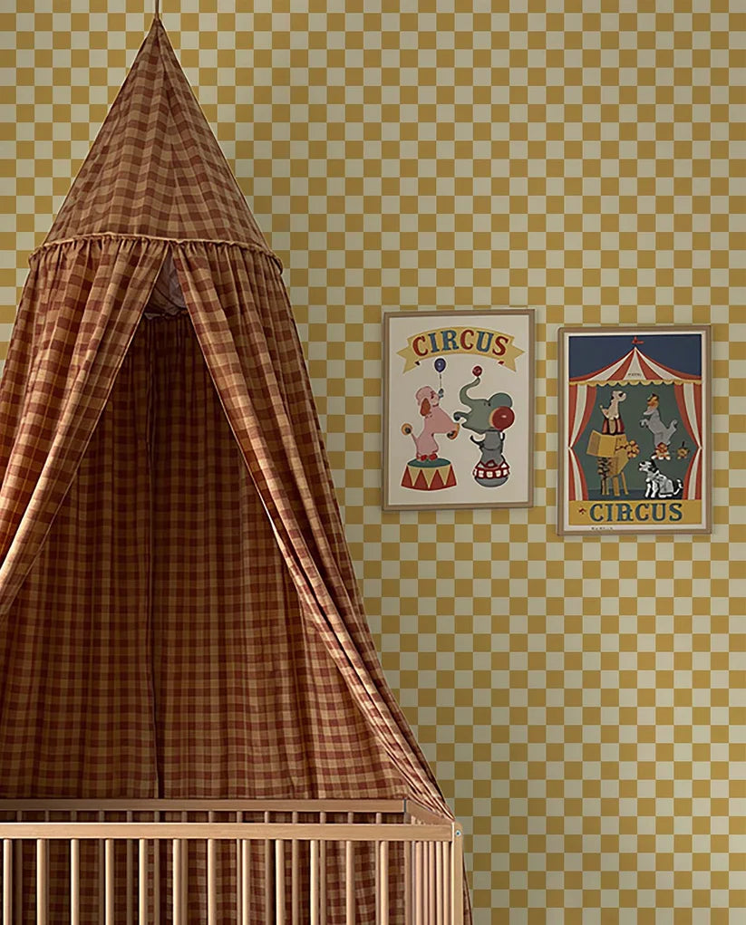 Damier Jaune ocre – Atelier Chien : papier peint près d'un berceau à baldaquin.