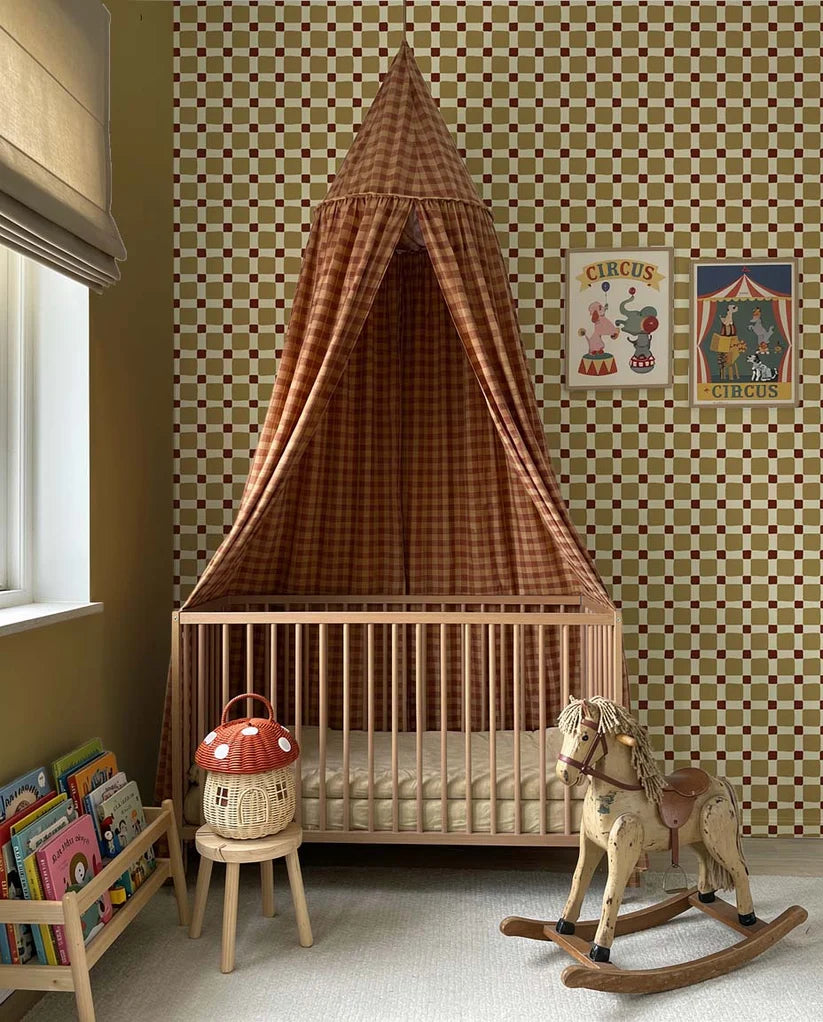 Kariertes Quilt Olivgrün – Atelier Chien: Tapete hinter einer Wiege mit Betthimmel und Schaukelpferd.