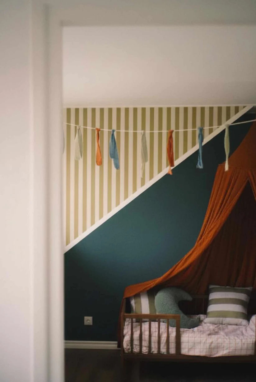 Smalle Strepen Olijfgroen – Gestreept vliesbehang voor de baby- en kinderkamer – Atelier Chien