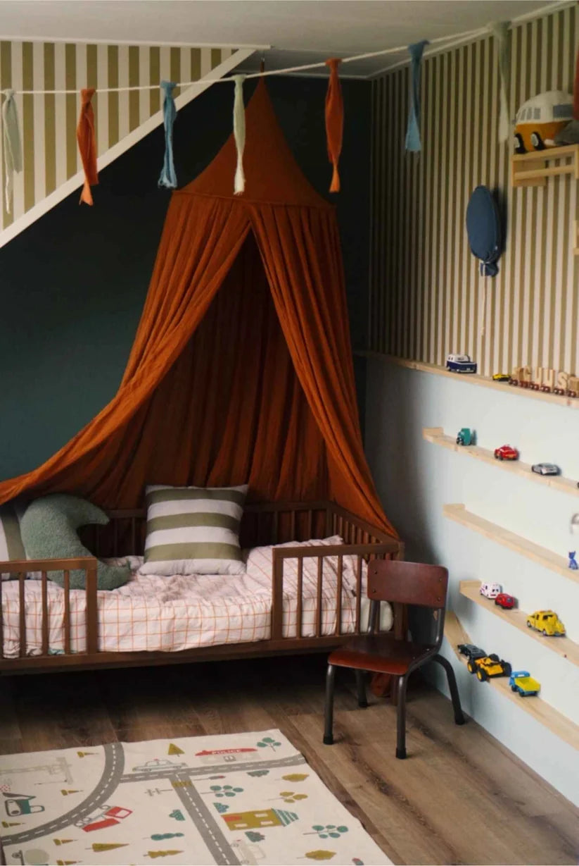 Smalle Strepen Olijfgroen – Gestreept vliesbehang voor de baby- en kinderkamer – Atelier Chien