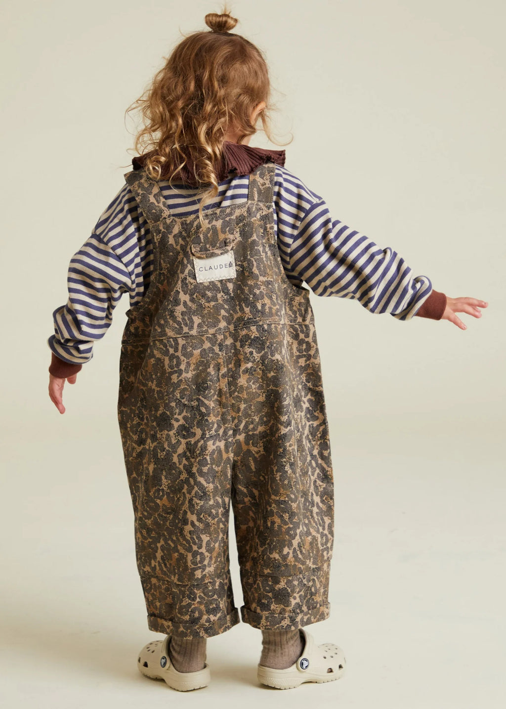 Blythe Leopard Dungaree – Oversized Tuinbroek met Luipaardprint – Biologisch katoen – Claude & Co