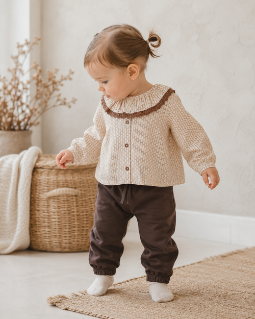 Pantalon de jogging - Pantalon de survêtement classique - Marron chiné - 100 % coton biologique - Couleurs de Copenhague - Photo lifestyle avec une fille aux cheveux longs