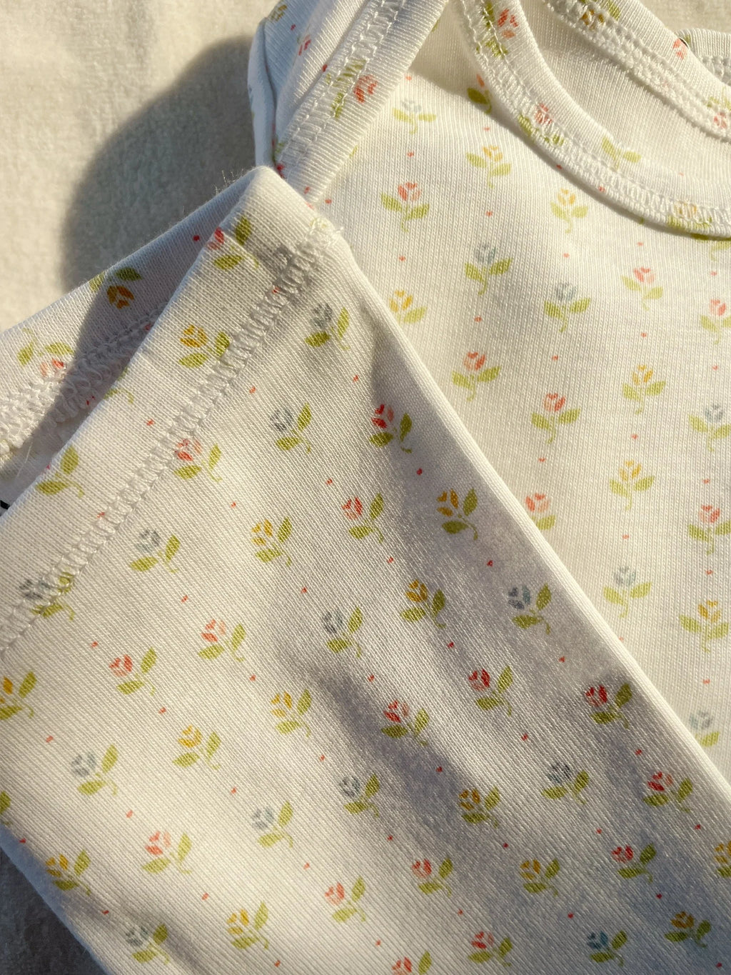 Fio Romper - Tuli Coeur - Biologisch Katoen - Tulpjes - Konges Sløjd - close up