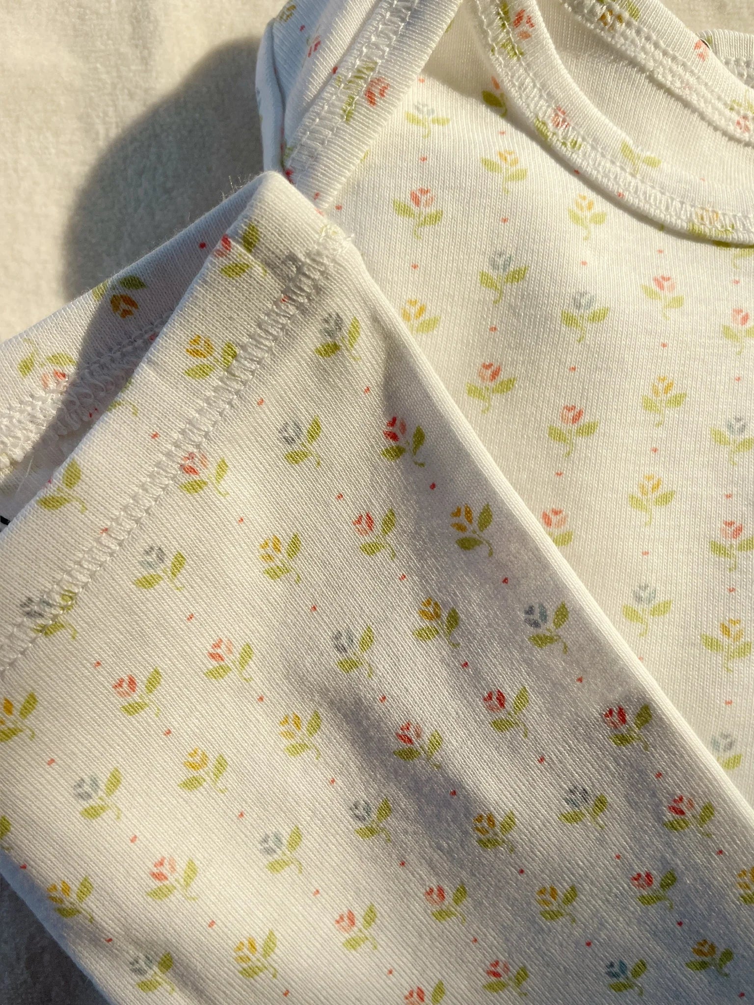 Fio Romper - Tuli Coeur - Biologisch Katoen - Tulpjes - Konges Sløjd - close up