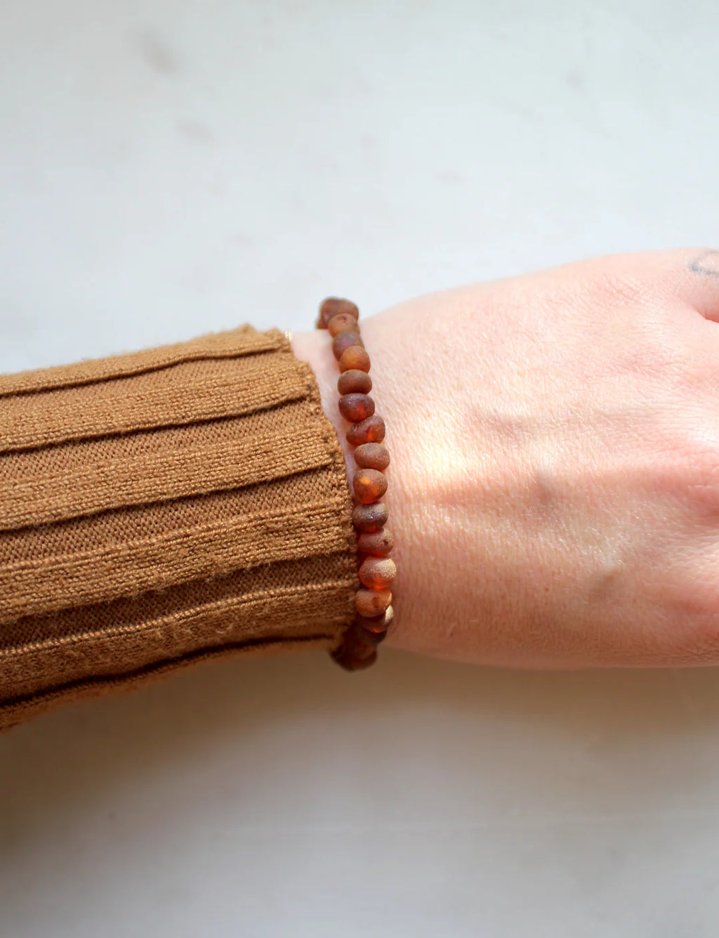 Raw Caramel Bracelet – Damenarmband aus rohem, karamellfarbenem Bernstein – Nirrimis