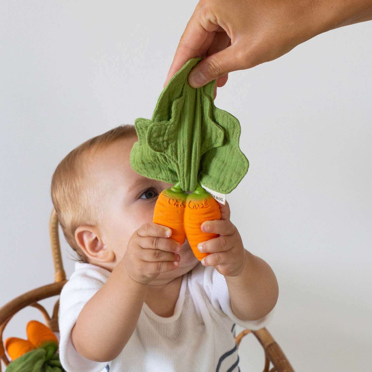Mini knuffeldoekje & bijtring Cathy the Carrot - Natuurrubber & mousseline - Oli & Carol - productfoto - afbeelding 3