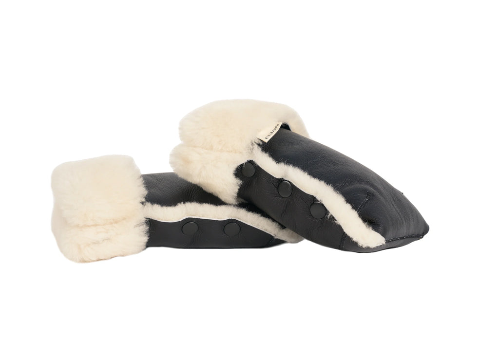 Kinderwagen-Fäustlinge aus Merino-Lammfell – Noir + Milk – BINIBAMBA