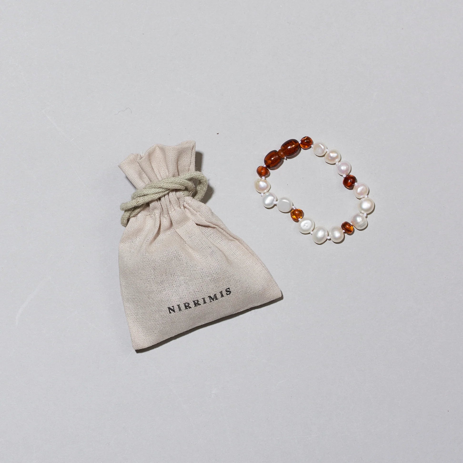 Barnsteen en parel armband - Pearly Caramel - 14 cm - Nirrimis - productfoto