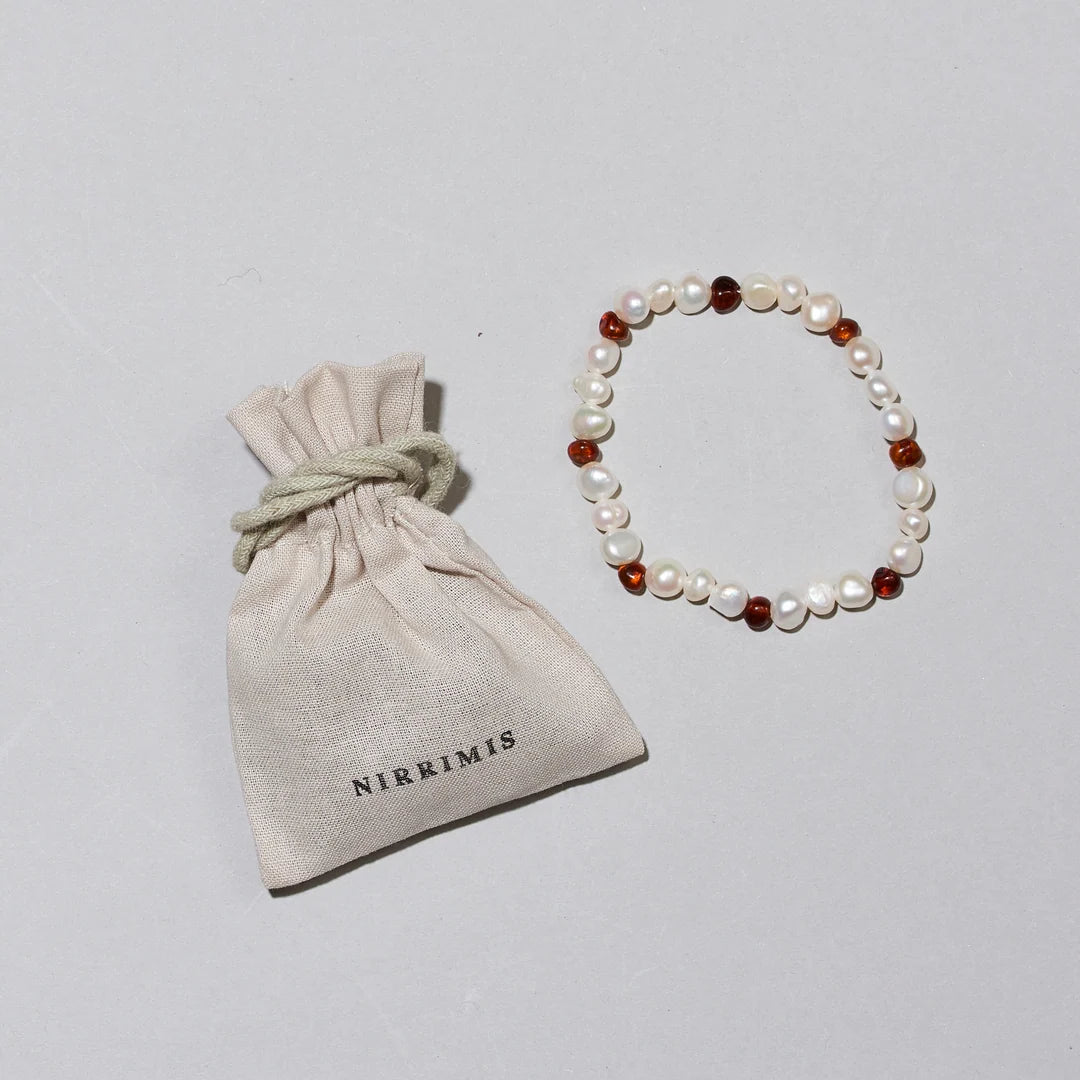 Pearly Caramel Bracelet – Bracelet pour femme avec perles d'eau douce et ambre caramel – Nirrimis