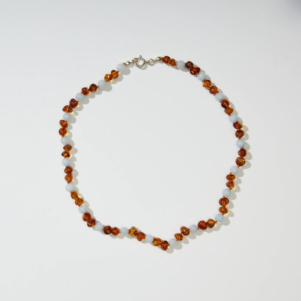 Regn Adult Necklace – Damenhalskette aus Caramel-Bernstein und blauem Aquamarin – Nirrimis