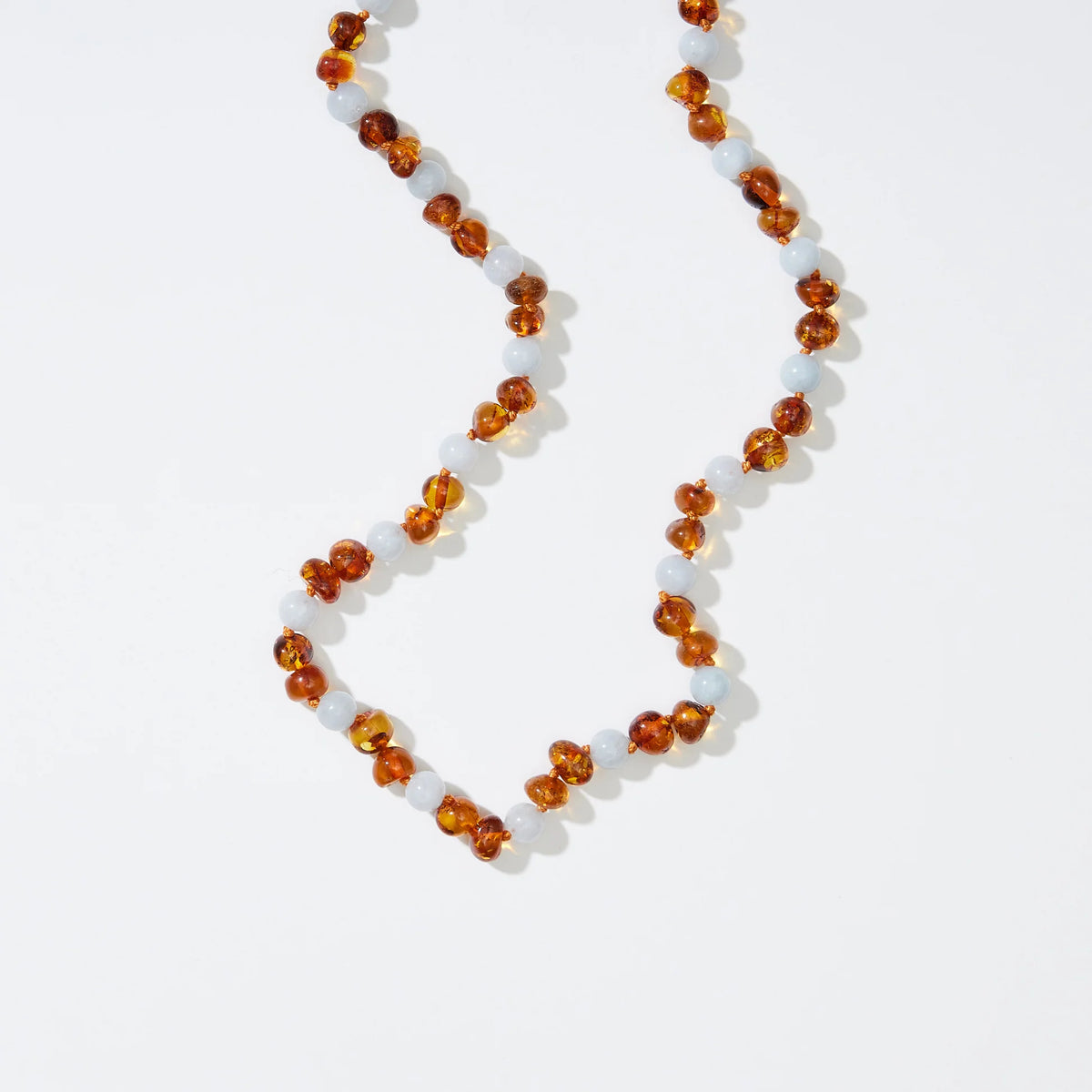 Regn Adult Necklace – Damenhalskette aus Caramel-Bernstein und blauem Aquamarin – Nirrimis