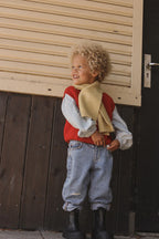 Scarf Ivo - 100% extra fine Italiaanse merino wol - HVID - sfeerbeeld met jongen