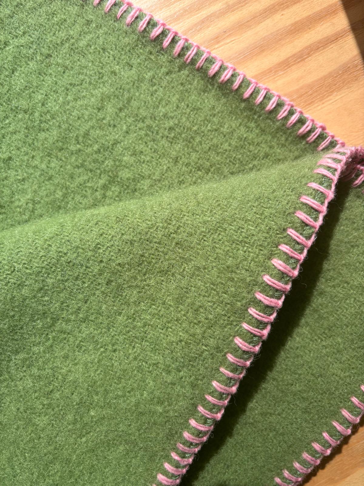 Wollen wiegdeken Cozy - Gerecyclede wol & eco lamswol - Groen & Roze - Klippan Yllefabrik