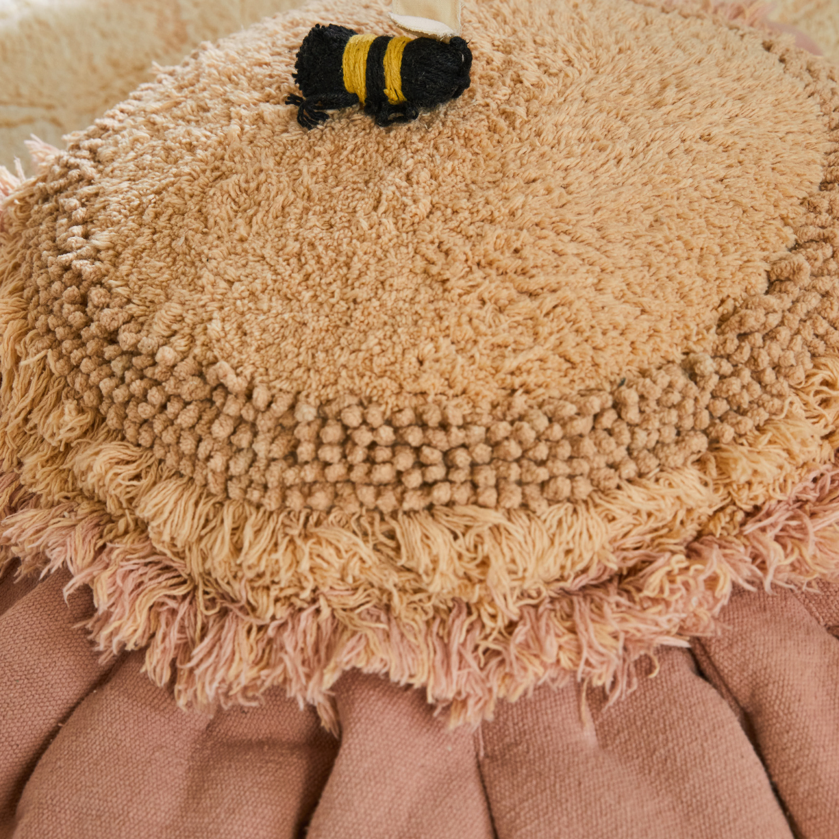Floor Cushion Pink Daisy – Bloemvormig vloerkussen – Ø 70 cm – Lorena Canals
