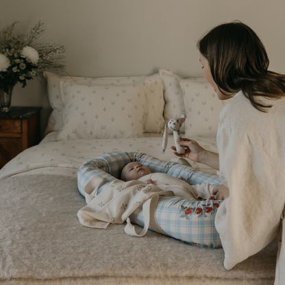 Baby Nest - Plaid Sky Blue - Baby Lift - Organic cotton - Checked/Strawberries - Garbo & Friends