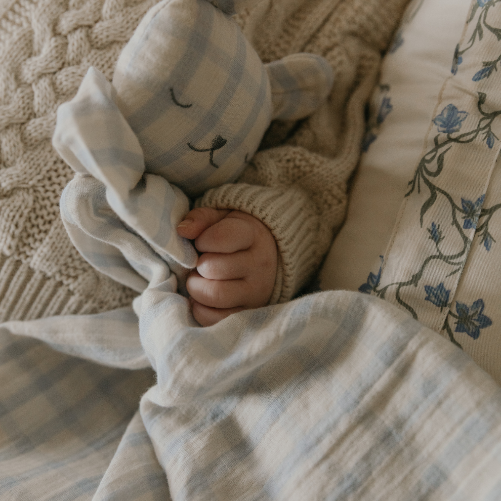 Doudou ours en mousseline - Coton bio - Motif vichy bleu ciel - Garbo&Friends