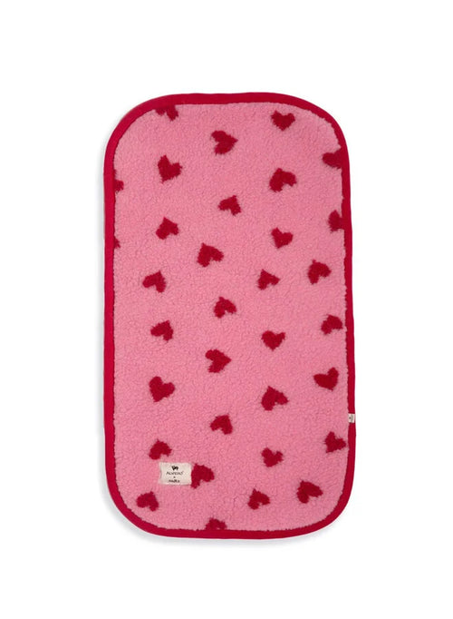 Alwero x Salty Stitch – Matelas pour berceau/poussette – 100 % laine mérinos : matelas d'assise pour poussette en laine rose à cœurs rouges, photographié à plat.